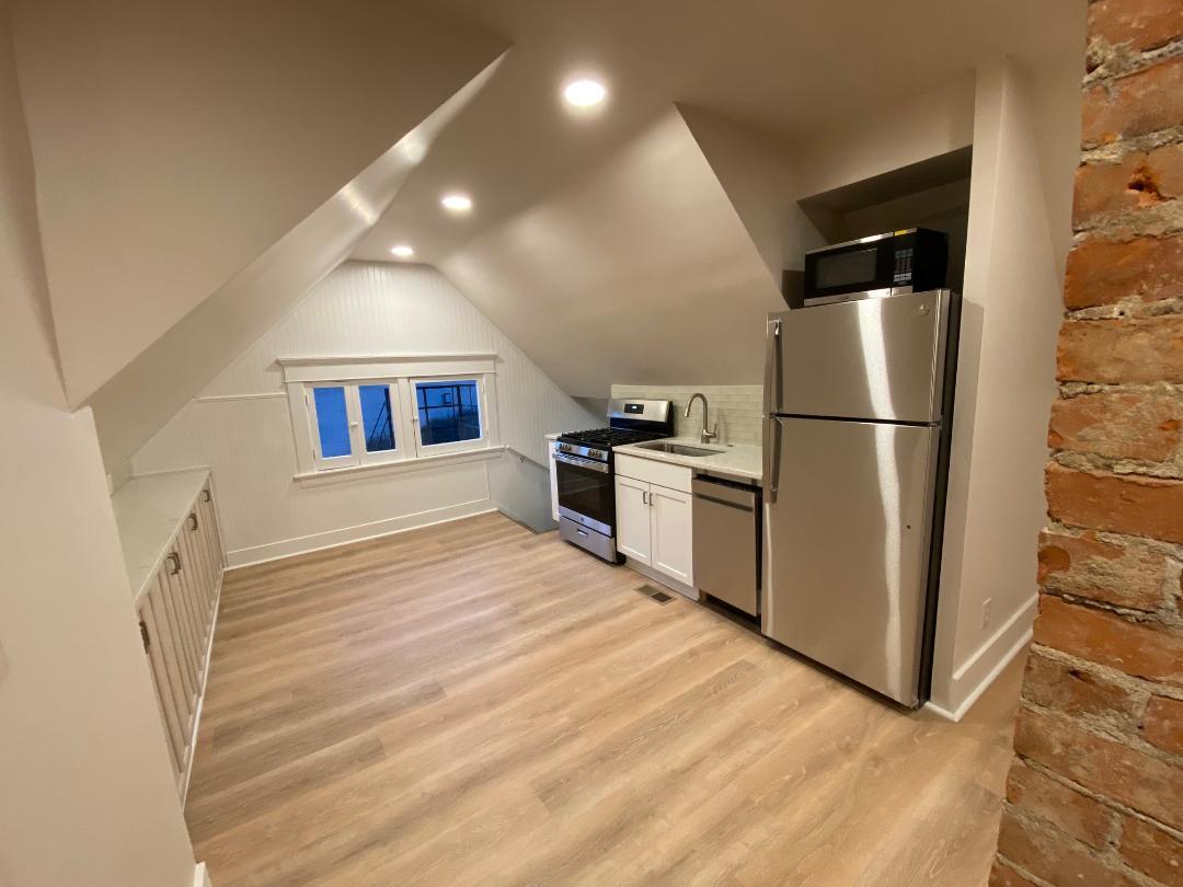 Quartz counters, gas range, stainless appliances, ice maker, dishwasher, disposal - 769 Delta Ave
