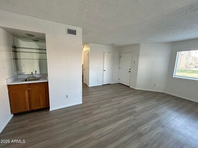 Building Photo - 2040 S Longmore