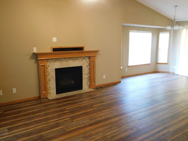 Building Photo - 4 Bed 3 Bath Family Home in Beautiful Ando...