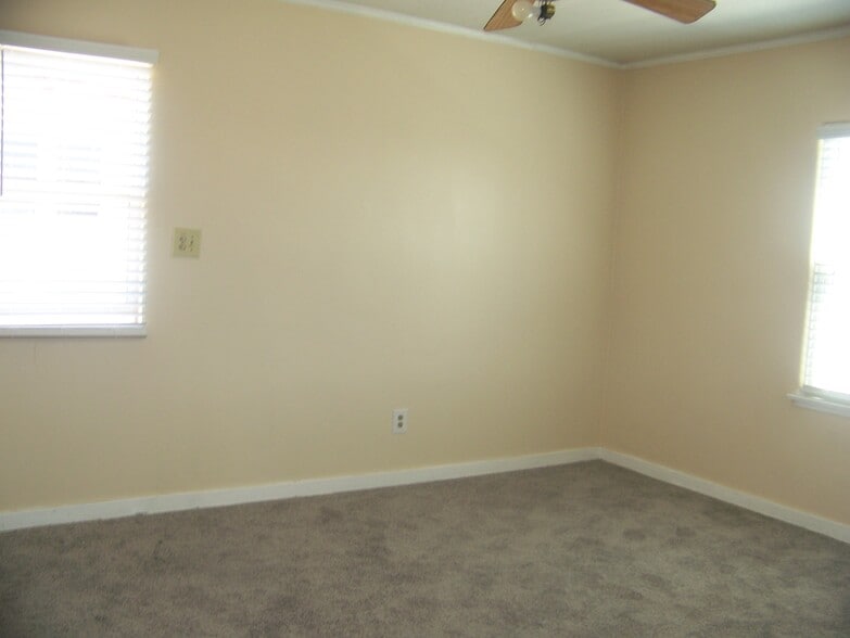 Building Photo - 2500 S Bronson Ave