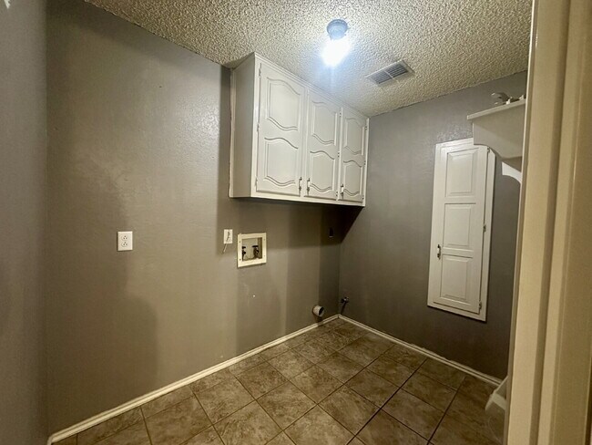 Building Photo - Spacious Home near Shadow Hills!