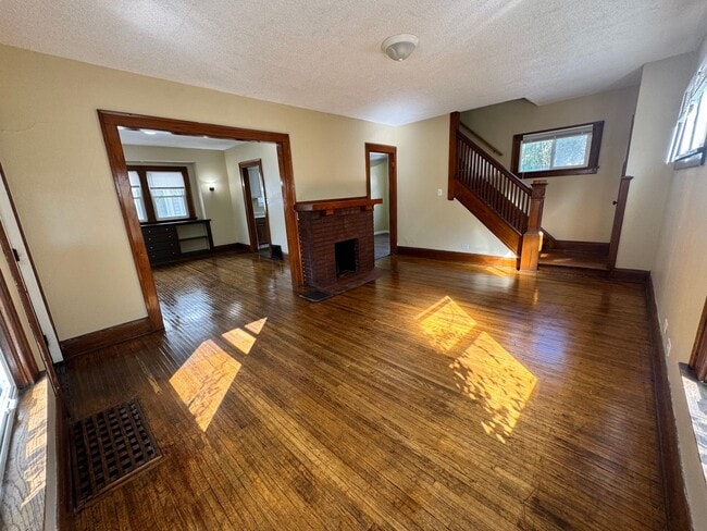 Building Photo - 3 Bedroom House