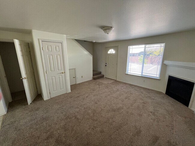 Building Photo - Conveniently Located 2 Bed/1.5 Bath Townho...