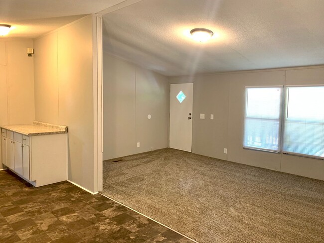 Building Photo - 3 Bed/2 Bath 1100+ sqft. Privacy, but in t...