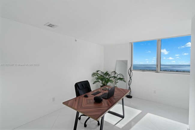 Building Photo - 1300 Brickell Bay Dr
