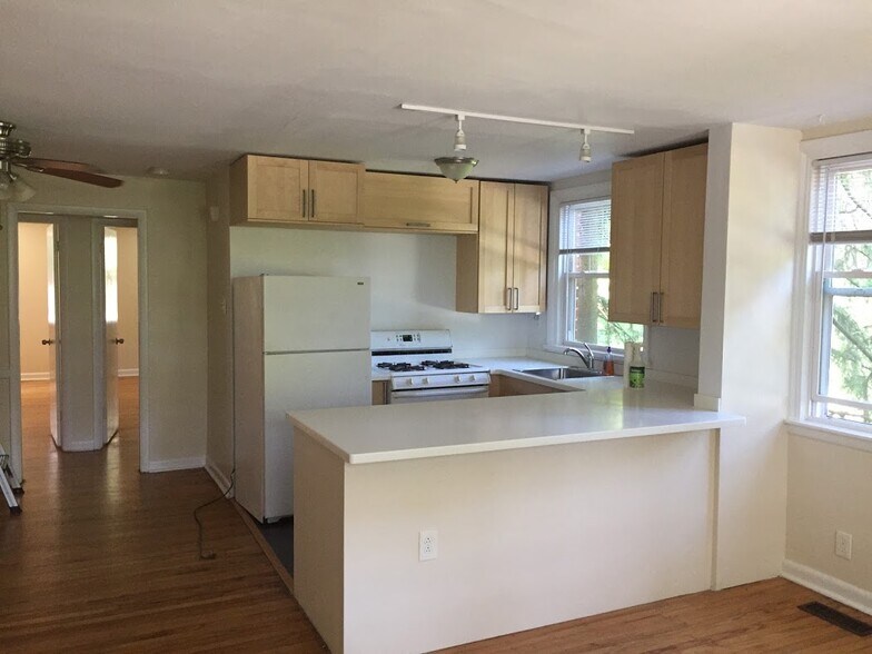 Kitchen - 7006 Boyer St