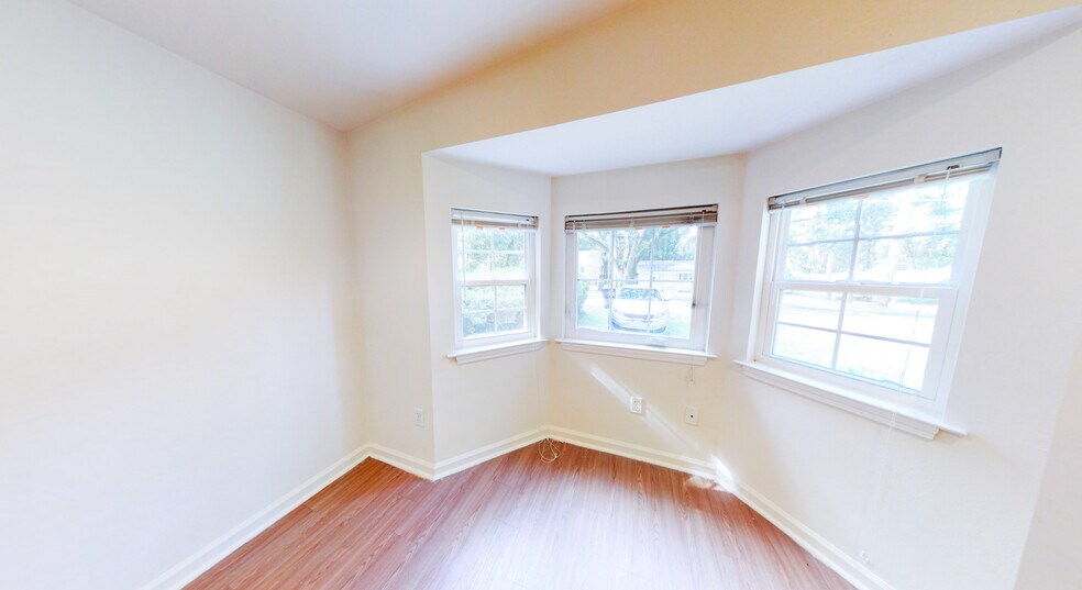 Building Photo - 1653 Mayhew St