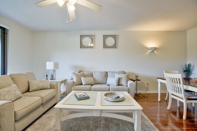 Building Photo - 200 Uno Lago Dr