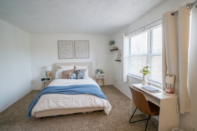 Building Photo - 923 Burcham Dr