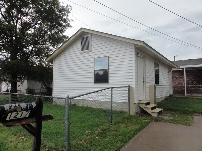 Building Photo - 1217 Guinn Ln