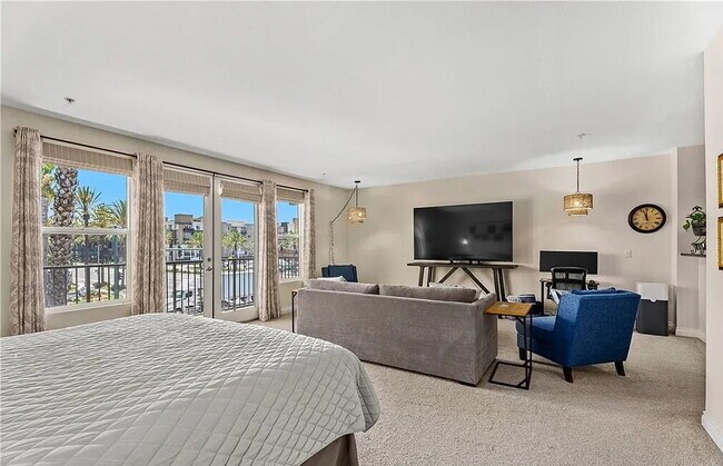Building Photo - Bright & Spacious Unit with Natural Light