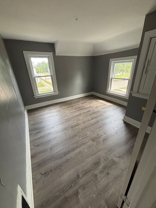 Building Photo - Large 3 Bedroom 1 Bathroom House PENDING