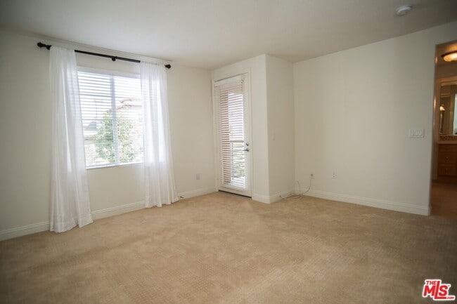 Building Photo - 5831 Seawalk Dr