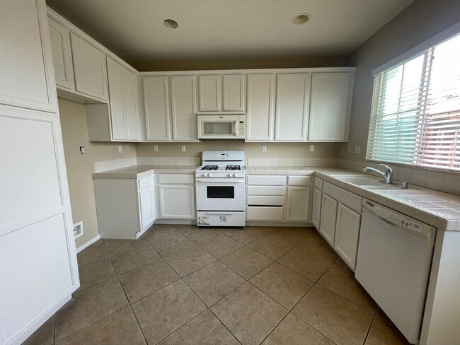 Building Photo - Three Bedroom Two Bathroom Condo in Lake Elsinore