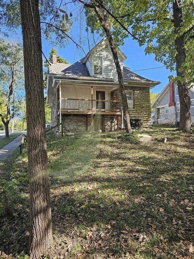 Building Photo - VICTORIAN STYLE HOME!!!