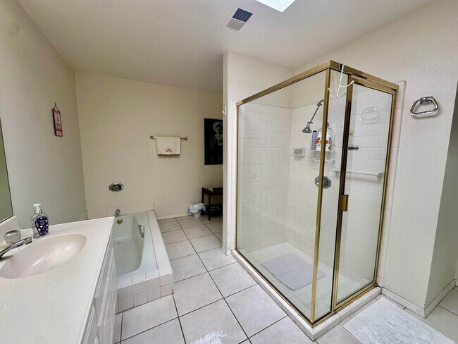 Building Photo - 105 Durango Cir