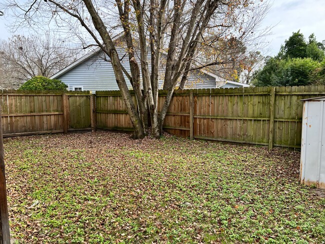 Building Photo - 2 Bedroom 2 Bath Townhome with fenced back...