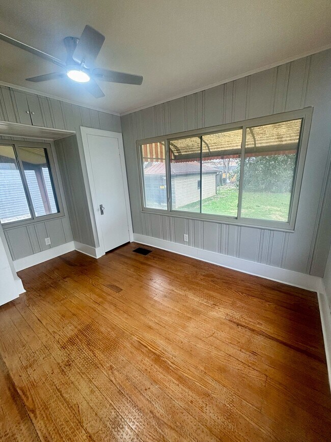 Building Photo - 1310 Earl Ave