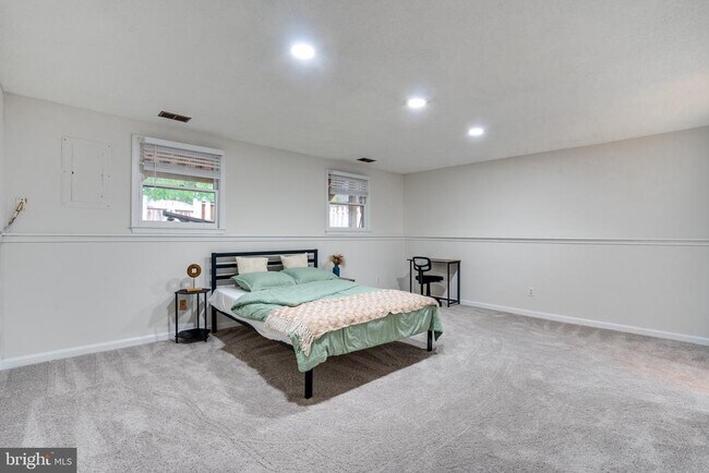 Building Photo - 3700 Roxbury Ln