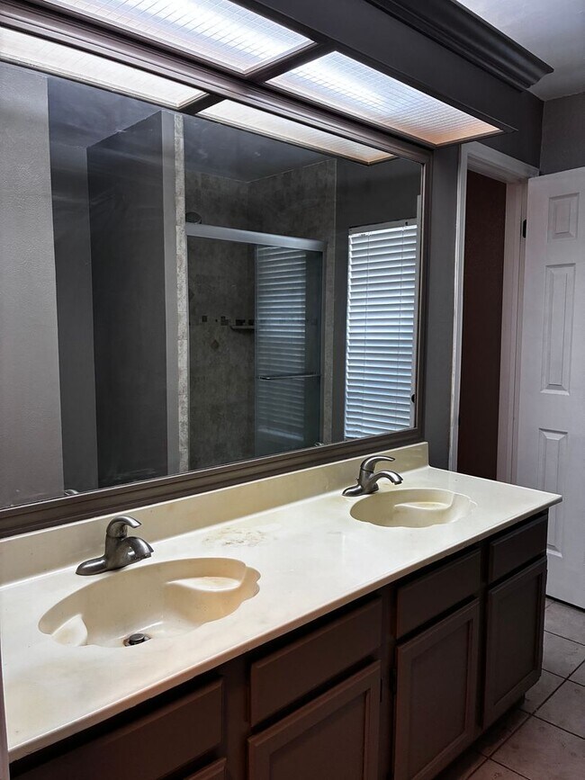 Building Photo - 2112 Pin Oak Rd