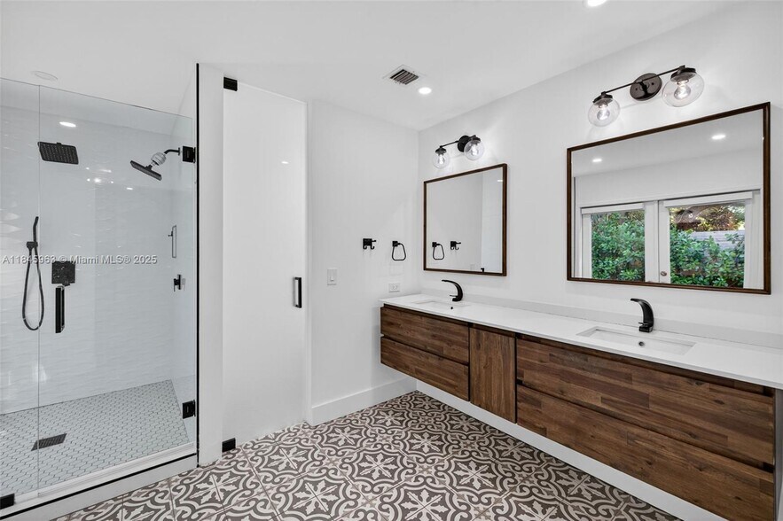 Building Photo - 1511 SW 30th Pl