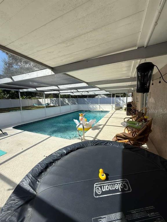 Building Photo - 2021 Valley Dr