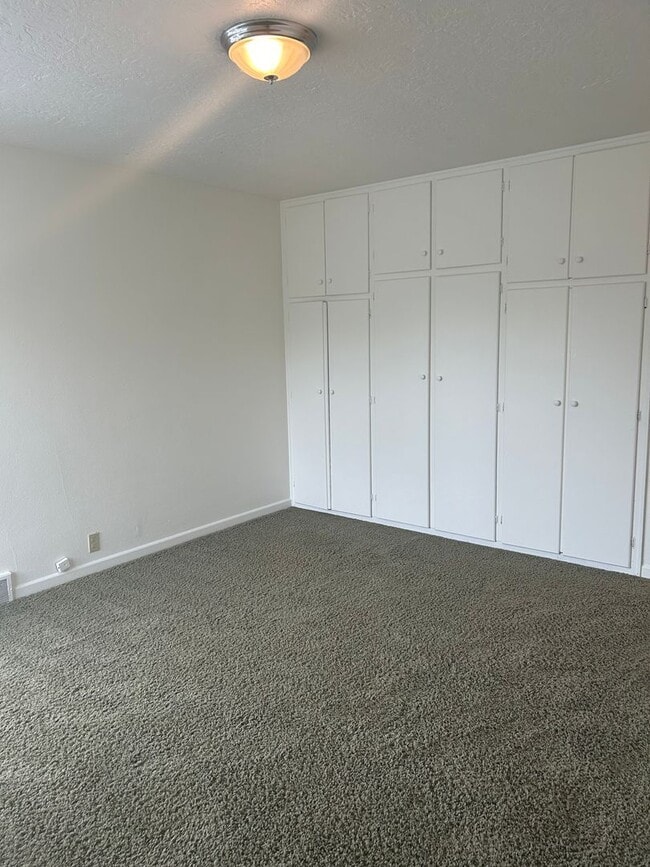 Building Photo - (837) 27th Street Apartments - 1 Bedroom /...