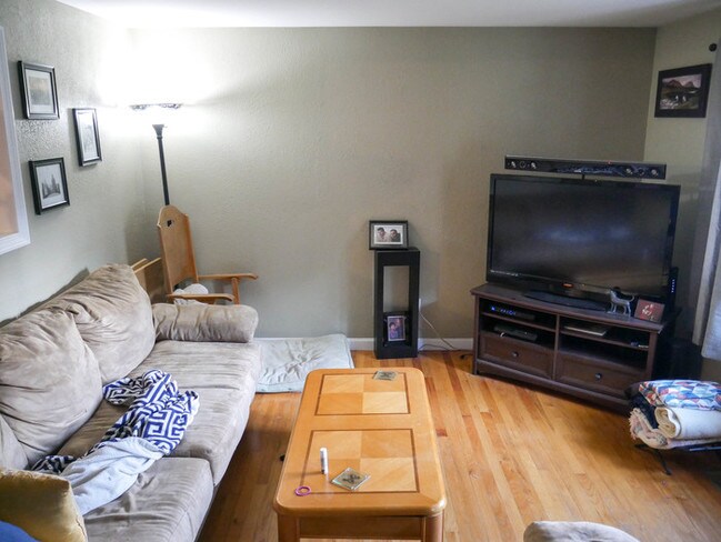 Building Photo - 136 Joan St