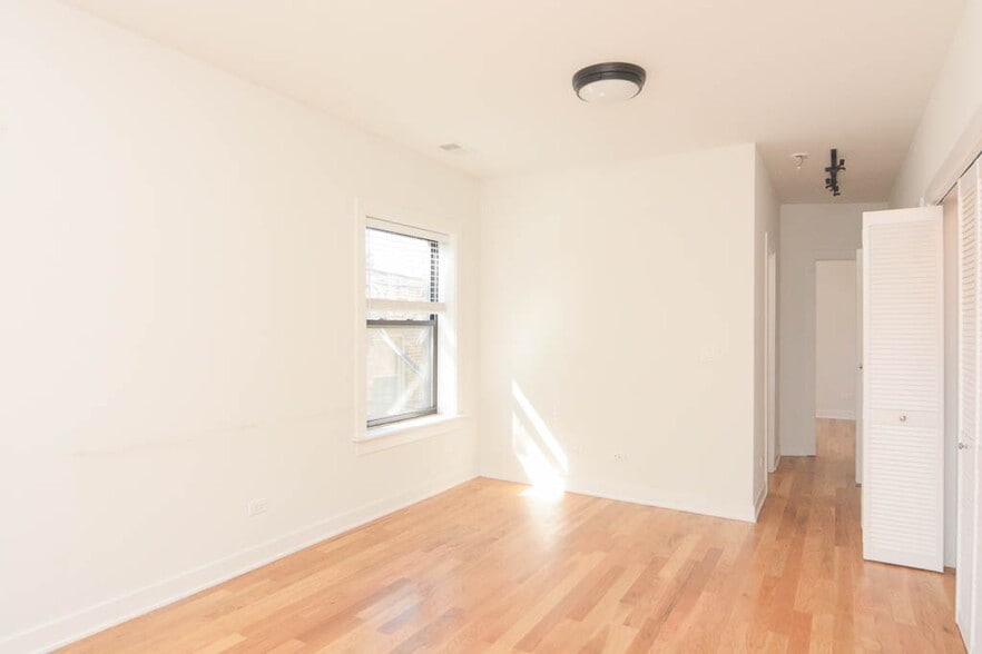 Building Photo - 2210 W Eastwood Ave