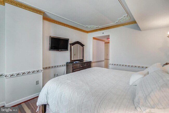 Building Photo - 5750 Bou Ave