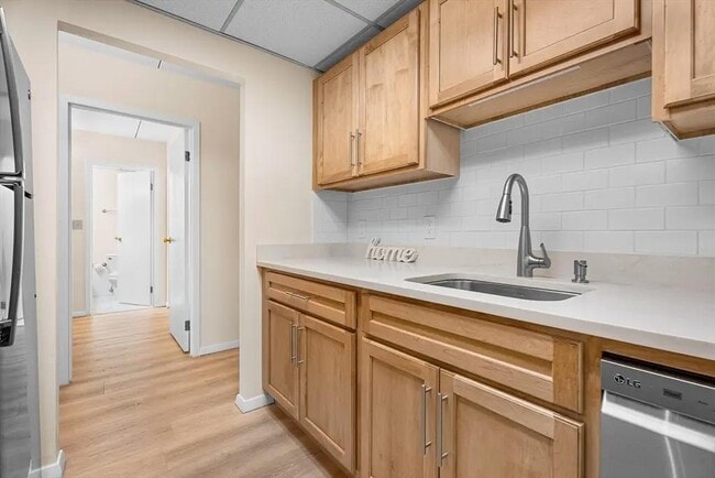 Building Photo - LOVELY ONE BEDROOM