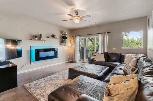 Building Photo - Luxury Townhouse, Minutes from Downtown