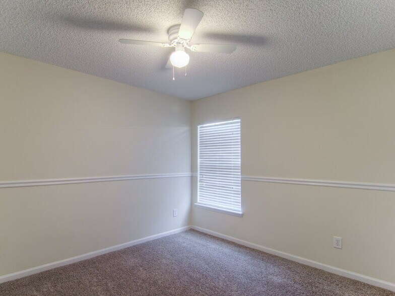 Building Photo - 1588 Glen View St