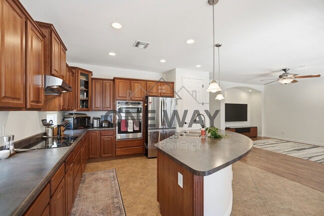 Building Photo - 587 E Benrich Dr