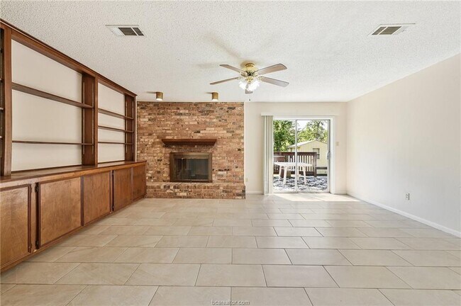 Building Photo - 1200 Holleman Dr