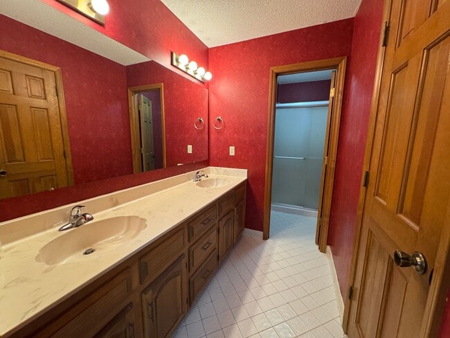 Building Photo - Available to Show