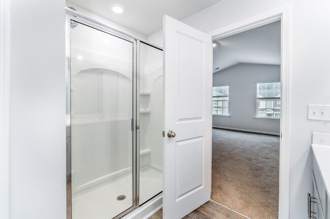 Building Photo - Spacious house with large office and 3 bedrooms in pool community. Available after July 10!