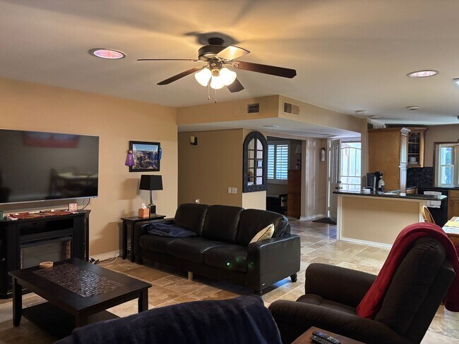 Building Photo - Perfect & Newly Updated Vacation Home, 45+ Active Adult Community. Available May through October2026