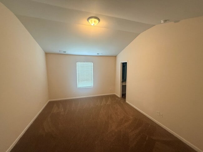 Building Photo - Beautiful townhome minutes from uptown