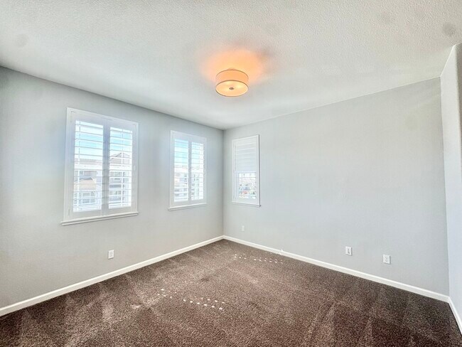 Building Photo - Stunning 5BR Home with Pool, Loft & 3-Car Garage!