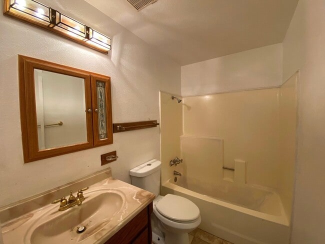 Building Photo - Single story 2 bedroom home.