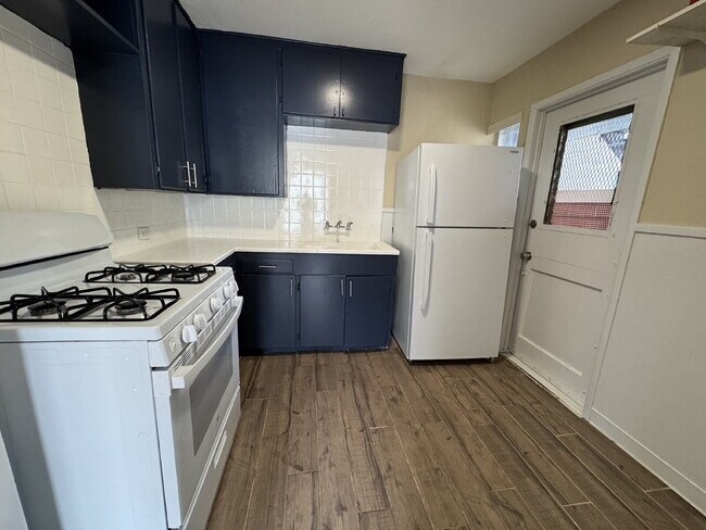 Building Photo - 1 bedroom and 1 bathroom unit available at...