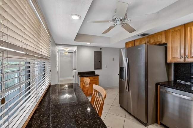 Building Photo - 4015 W Palm Aire Dr