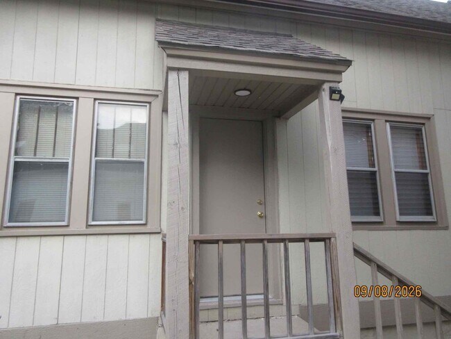 Building Photo - 819 E Wright St