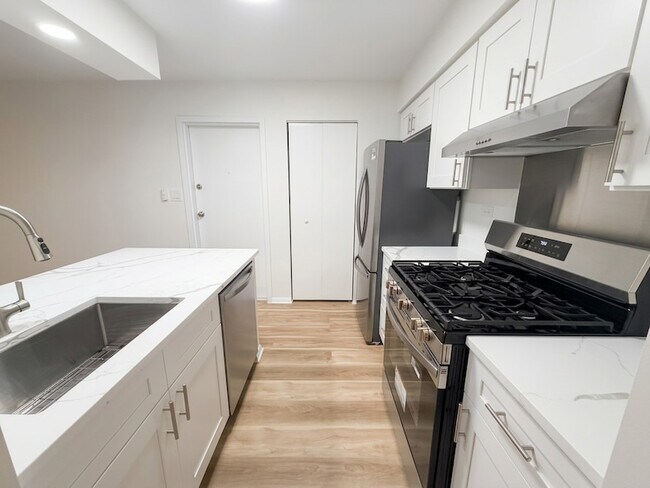 Building Photo - 210 Fountainview Ln