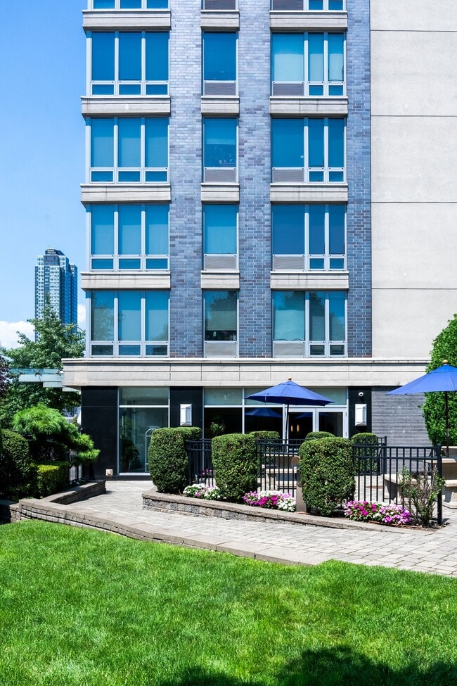 Building Photo - 5-49-49 Borden Ave