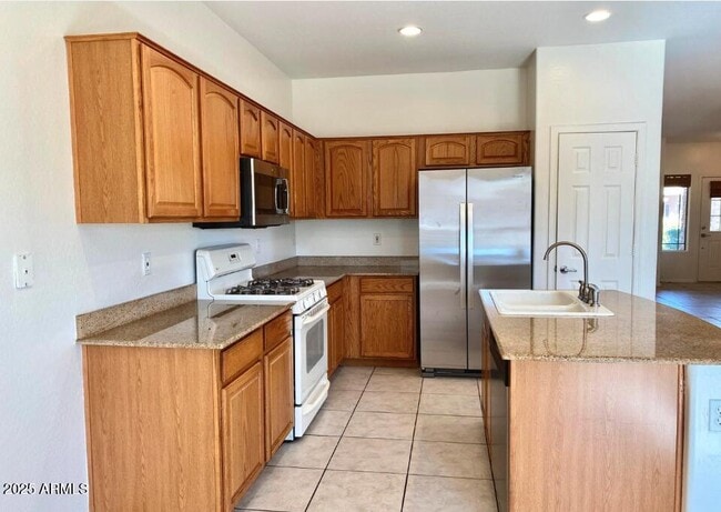 Building Photo - 3323 E Roadrunner Dr