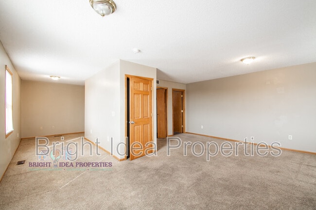 Building Photo - 863 Clark St N