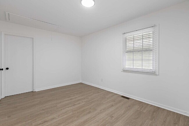 Building Photo - Fully Renovated
