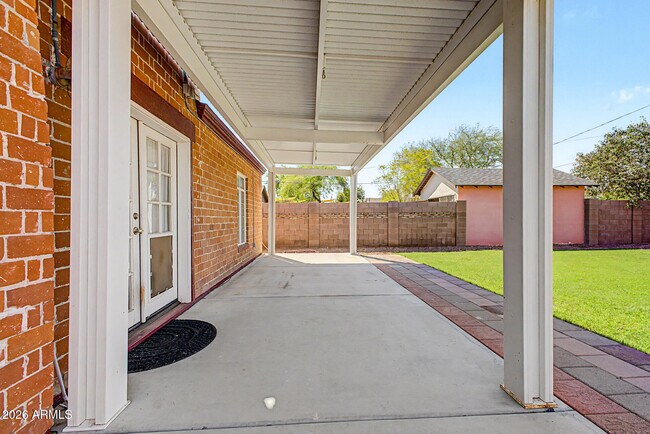 Building Photo - 1326 E Palm Ln